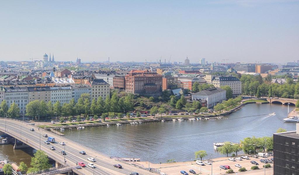 vista su una città con un fiume e un ponte di Sky Hostel Helsinki a Helsinki