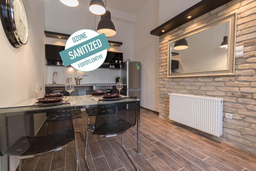 Køkken eller tekøkken på Luxury Apartment by Hi5-Városház Suite