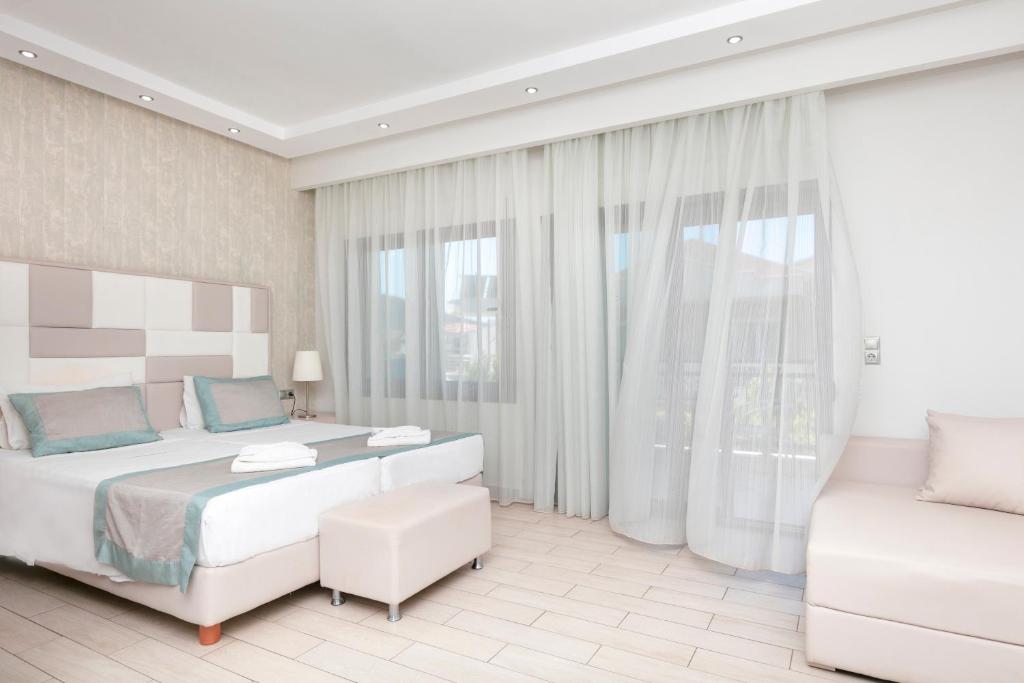 Postel nebo postele na pokoji v ubytování Mediterranean Beach Hotel