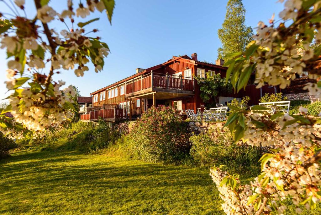 una casa en una colina con un patio en Soltägtgården en Tällberg