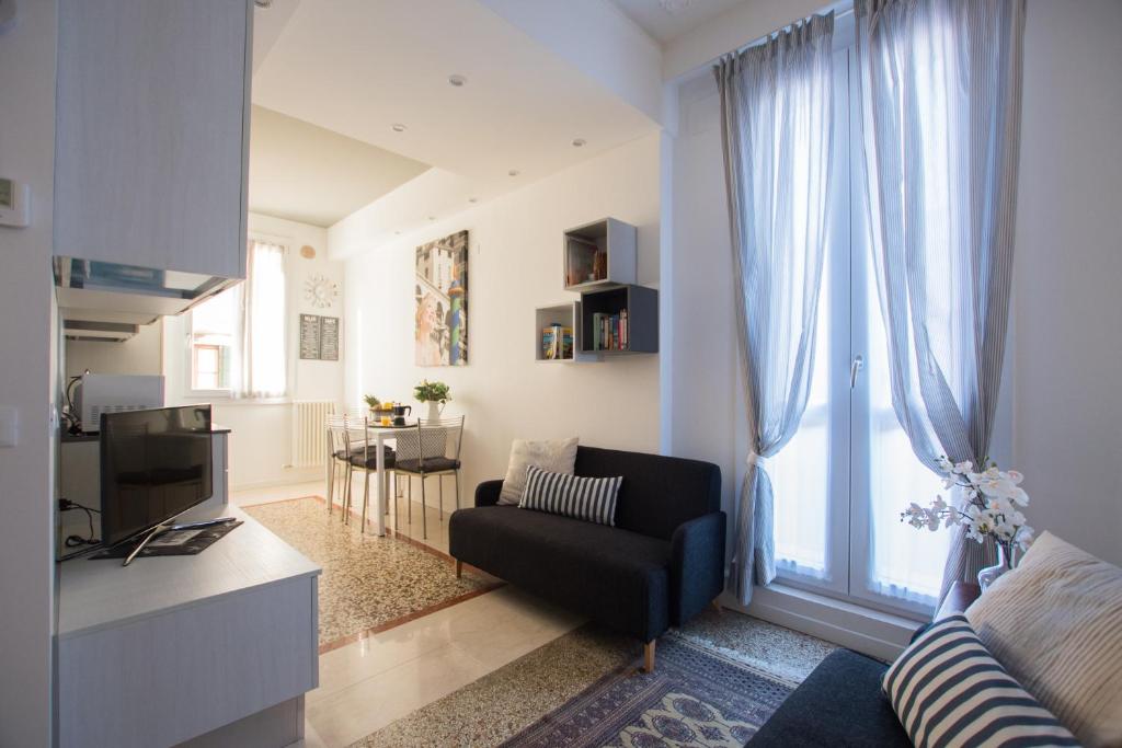 Televízia a/alebo spoločenská miestnosť v ubytovaní Biennale Apartments Venice
