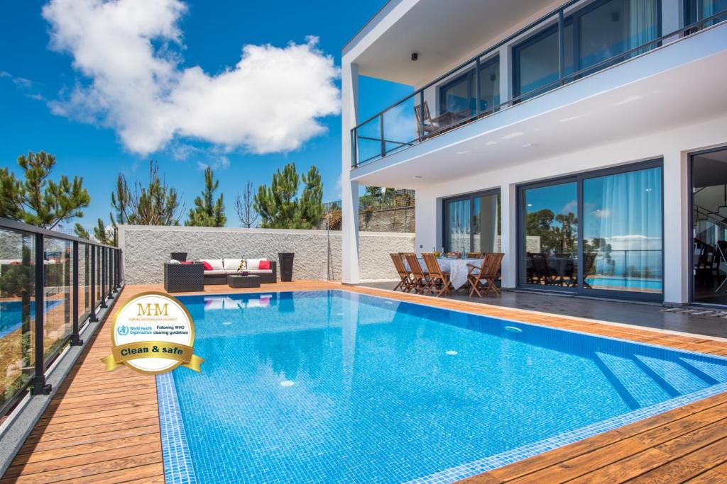 uma villa com uma piscina e uma casa em Villa Enjoy - by LovelyStay em Lombo da Velha