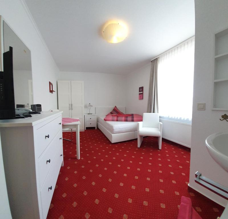 Postel nebo postele na pokoji v ubytování Hotel-Pension Haus Hubertus