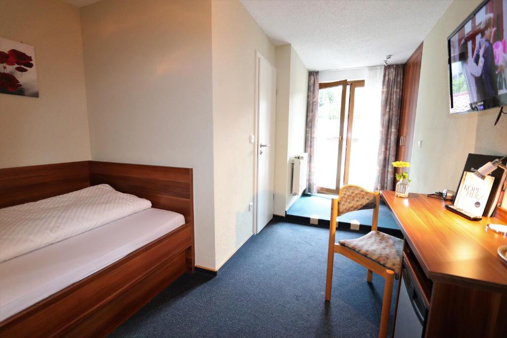 Postel nebo postele na pokoji v ubytování Hotel Klosterbräustuben