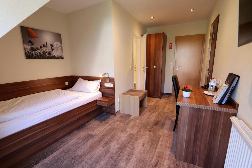 Postel nebo postele na pokoji v ubytování Hotel Klosterbräustuben