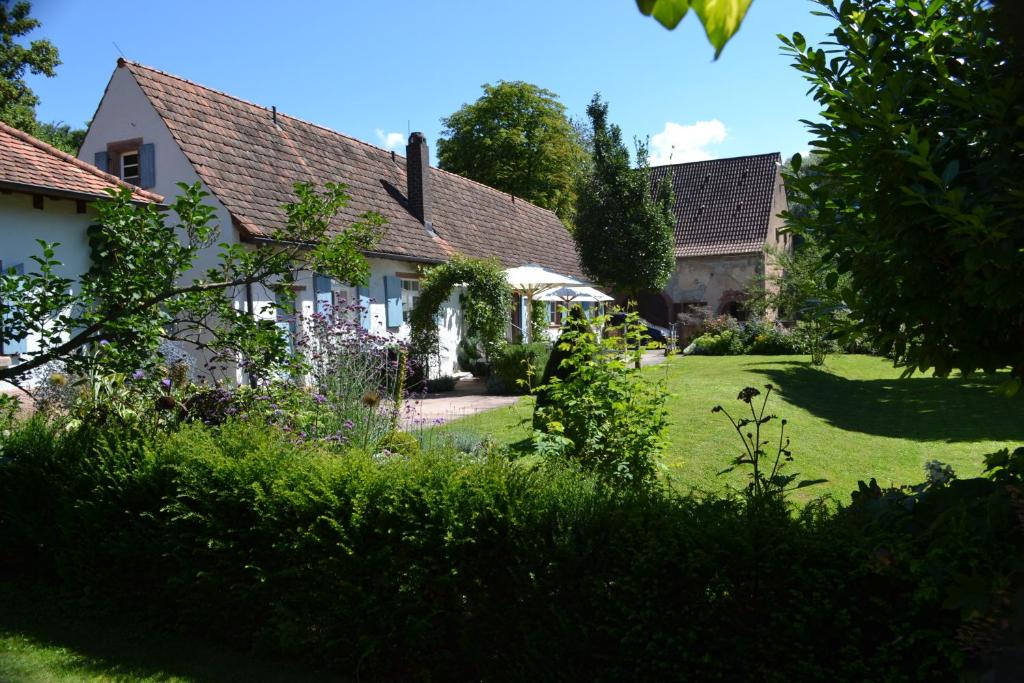 a house with a garden in front of it at Jaegerhaus at Schloss Bleichheim in Herbolzheim