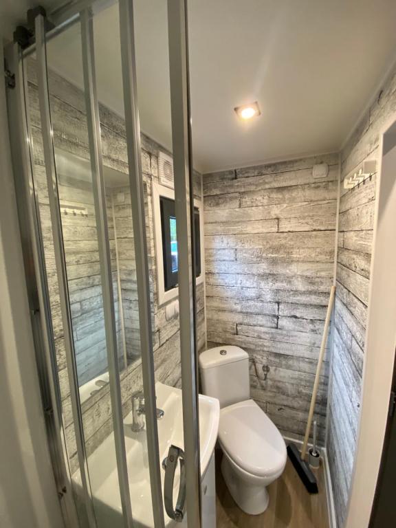 Kúpeľňa v ubytovaní Domy nad morzem - Chata Pirata- Tiny House