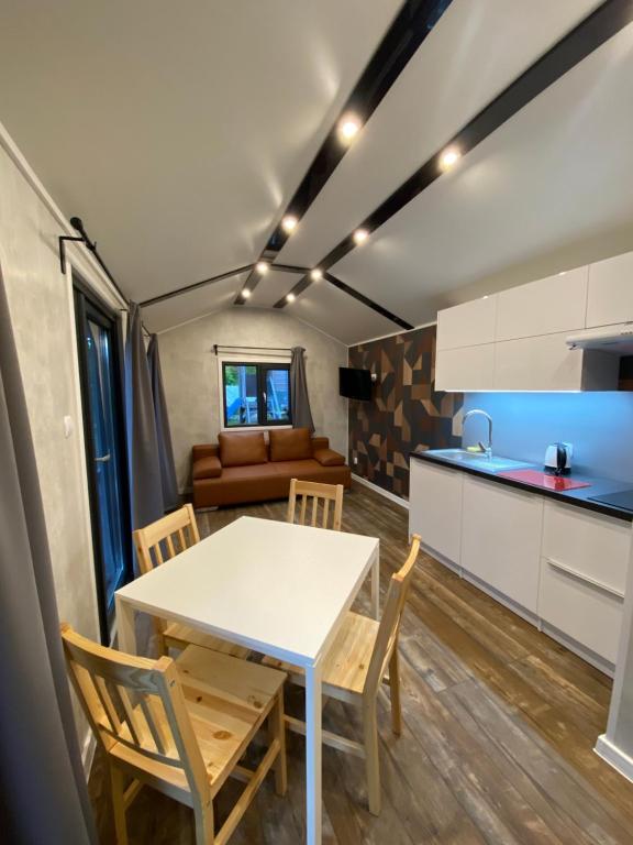 Kuchyňa alebo kuchynka v ubytovaní Domy nad morzem - Chata Pirata- Tiny House