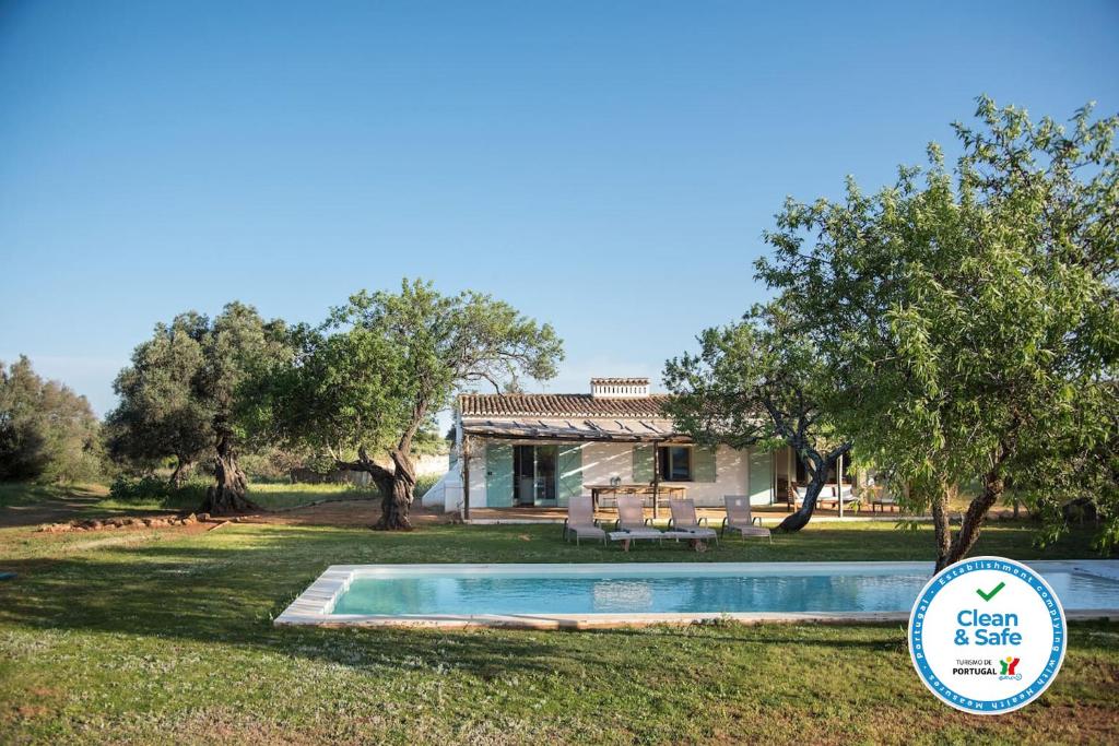 Bazén v ubytování Morgado do Quintão nebo v jeho okolí