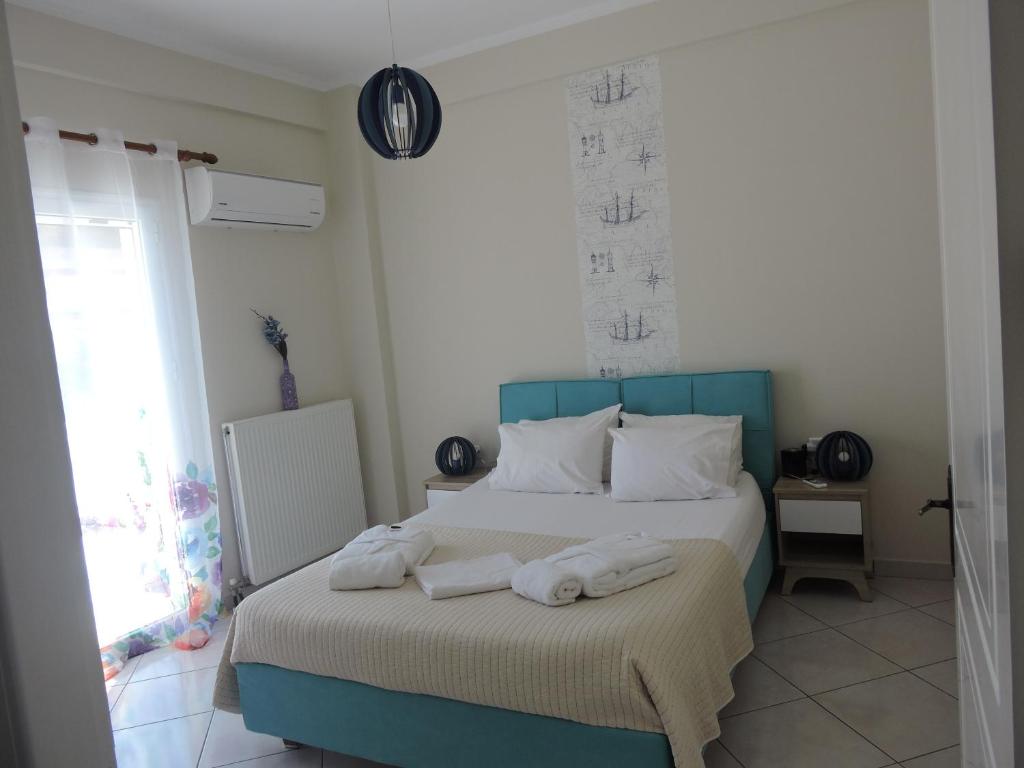 ein Schlafzimmer mit einem Bett mit Handtüchern darauf in der Unterkunft Sweet Suites in Amaliada