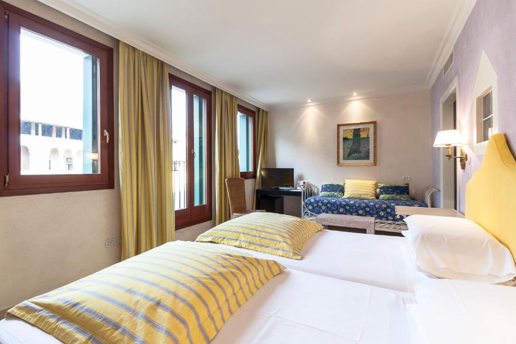 Postel nebo postele na pokoji v ubytování Charming Hotel dei Chiostri