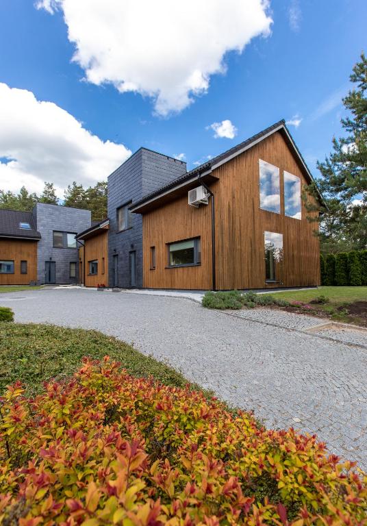 德鲁斯基宁凯奥斯若酒店的前面有路的房子