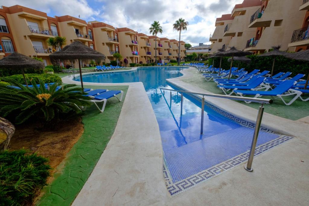 The swimming pool at or close to Aparthotel las Dunas