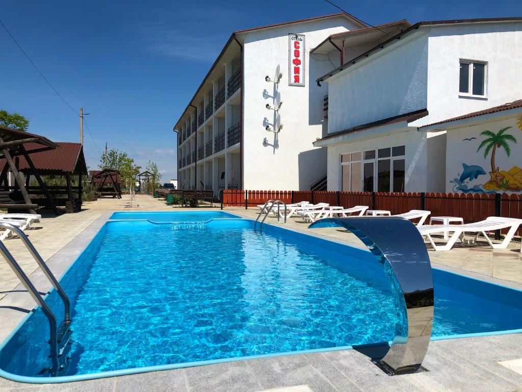 una piscina frente a un hotel en Sofia Hotel en Gribovka