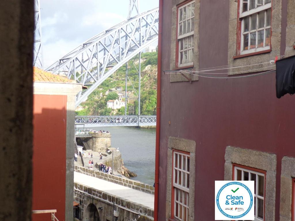 vista su un ponte sul fiume con edifici di Ribeira Apartment a Porto