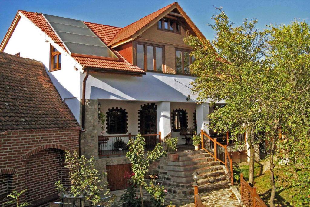 uma casa com um painel solar no telhado em Casa Crina em Saliste