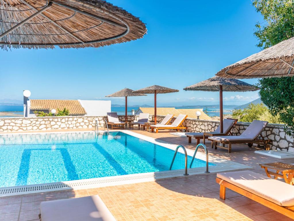 Bazén v ubytovaní Niver Luxury Suites alebo v jeho blízkosti