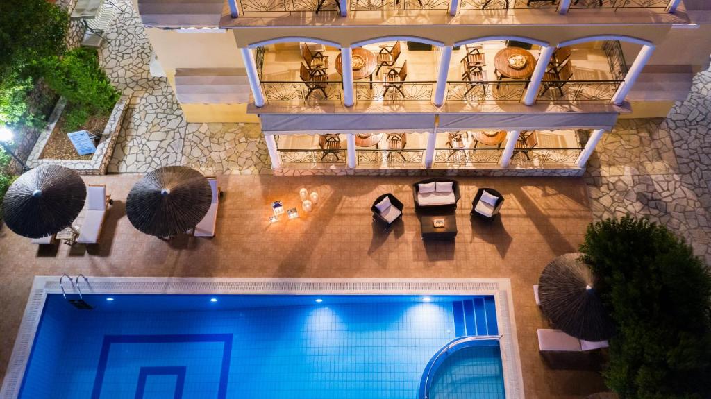 Bazén v ubytovaní Niver Luxury Suites alebo v jeho blízkosti