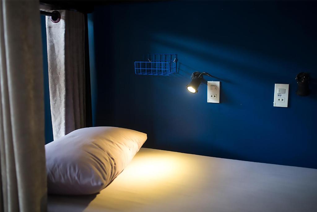 Postel nebo postele na pokoji v ubytování Kon-Tiki DaNang Hostel