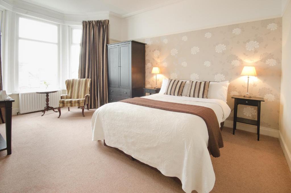 um quarto com uma grande cama branca e uma janela em Ennislare House Guest Accommodation em Bangor