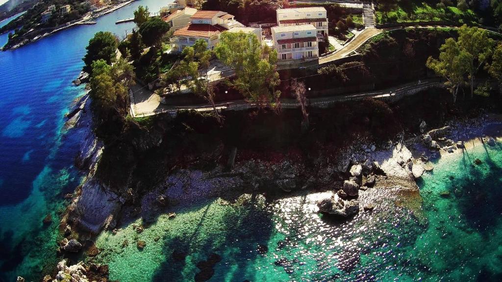 een luchtzicht op een strand en de oceaan bij Kassiopi Bay in Kassiopi