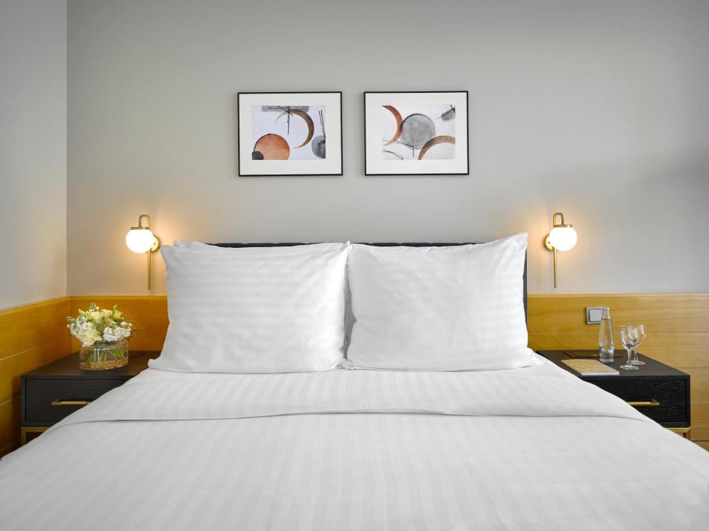 Postel nebo postele na pokoji v ubytování K+K Hotel Fenix