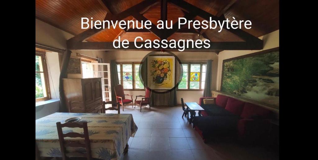 uma sala de estar com um sofá e uma mesa em Presbytère de cassagnes em Cassagnes