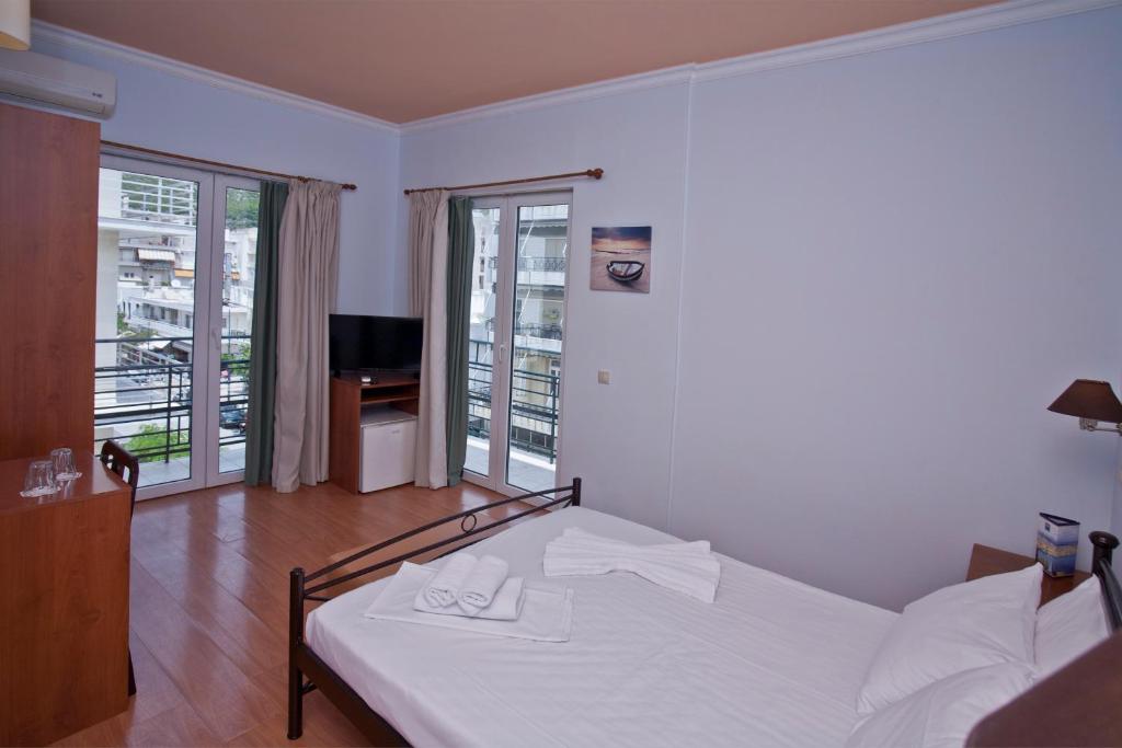Postel nebo postele na pokoji v ubytování Grand Hotel Loutraki