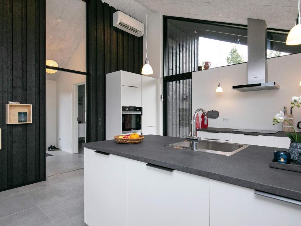 Kuchyň nebo kuchyňský kout v ubytování Holiday home Jerup XXXII
