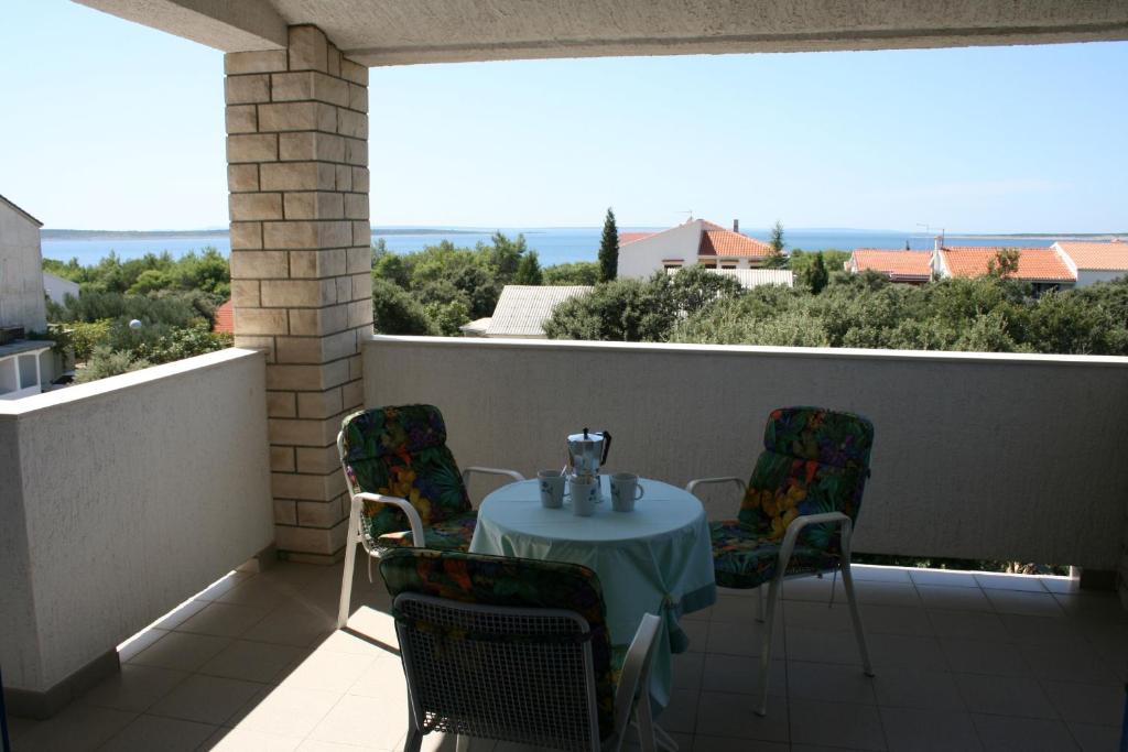 stół i krzesła na balkonie z widokiem w obiekcie Apartman Roman Mandre w mieście Mandre