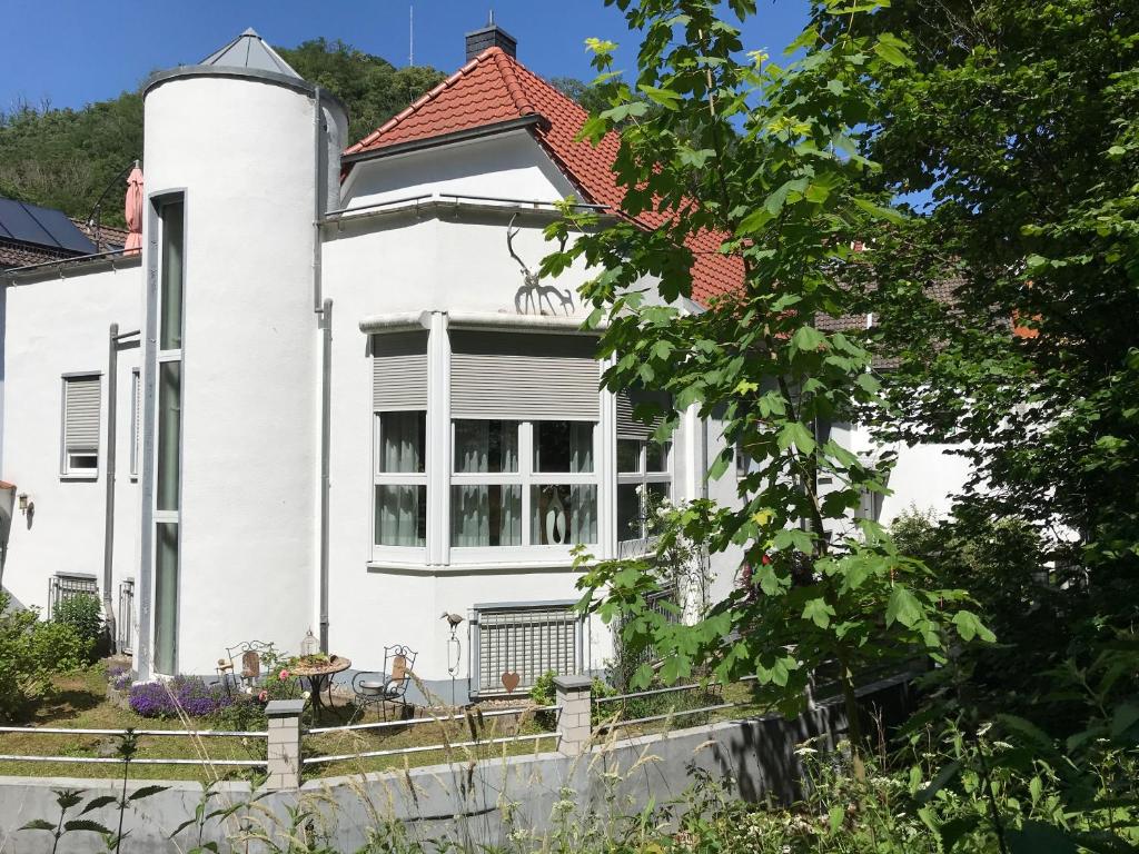 a white house with a red roof at Die Gemütlichkeit in Bensheim