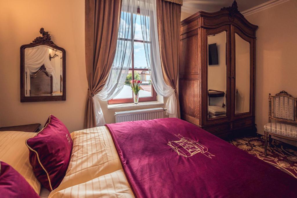 Postel nebo postele na pokoji v ubytování Hotel Svatojánský Dvůr
