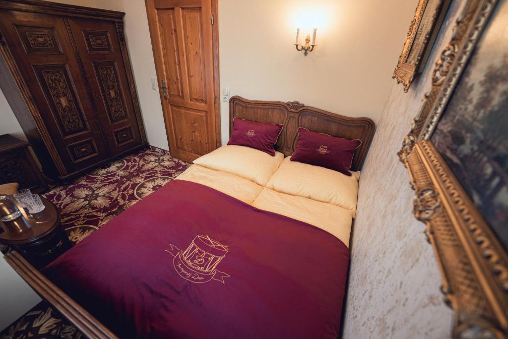 Postel nebo postele na pokoji v ubytování Hotel Svatojánský Dvůr