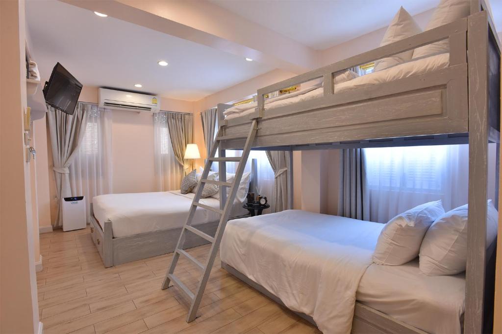 Giường trong phòng chung tại Noursabah Boutique Bed Bangkok