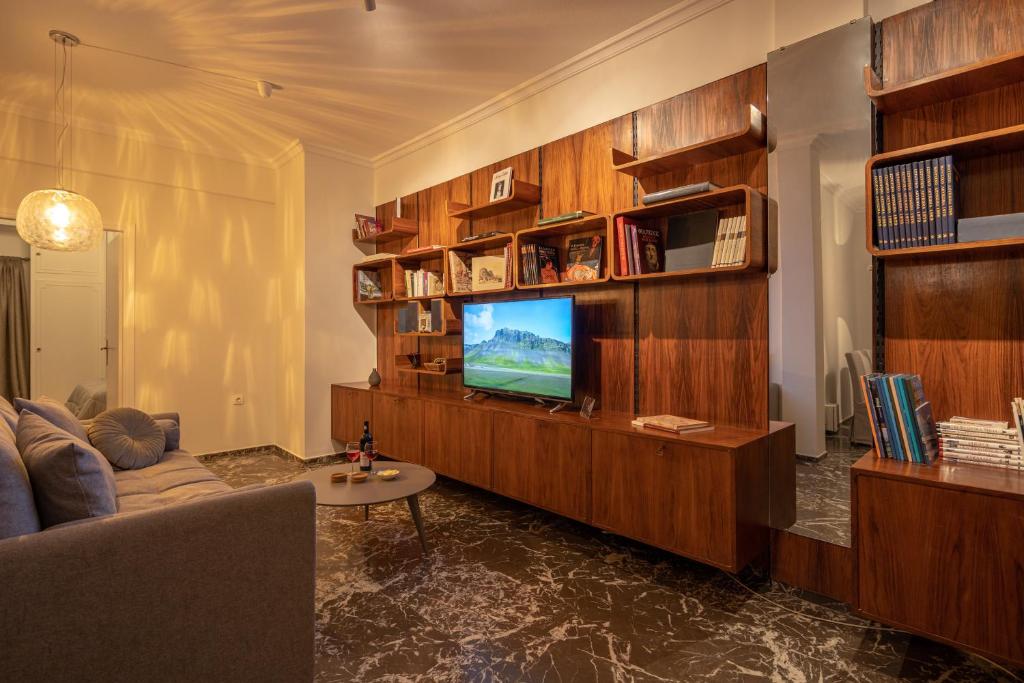 Televízia a/alebo spoločenská miestnosť v ubytovaní Plato - Acropolis Residence Apartment