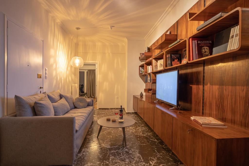 Televízia a/alebo spoločenská miestnosť v ubytovaní Plato - Acropolis Residence Apartment