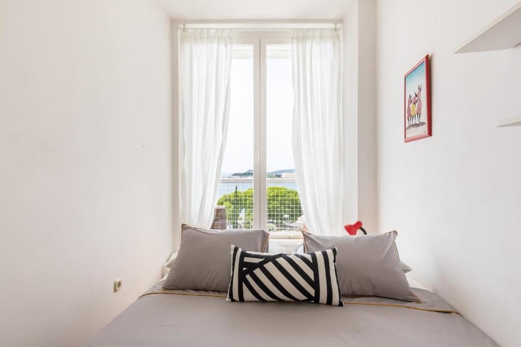 Posteľ alebo postele v izbe v ubytovaní 5th FLOOR Apartment- Harborview
