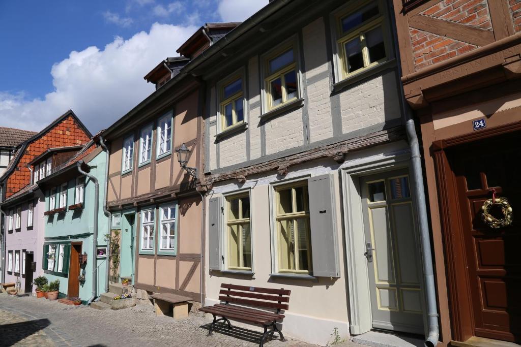 eine Reihe von Häusern mit einer Bank in einer Straße in der Unterkunft Idyll 23 in Quedlinburg