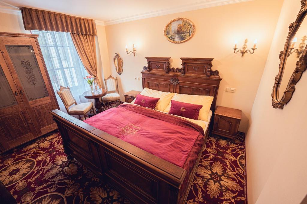 Postel nebo postele na pokoji v ubytování Hotel Svatojánský Dvůr