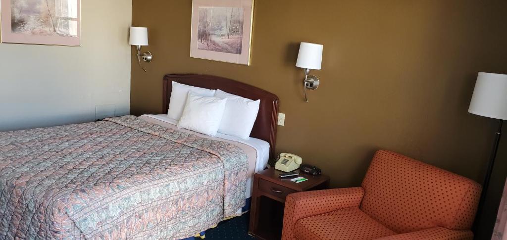 Ein Bett oder Betten in einem Zimmer der Unterkunft Brooks Motel