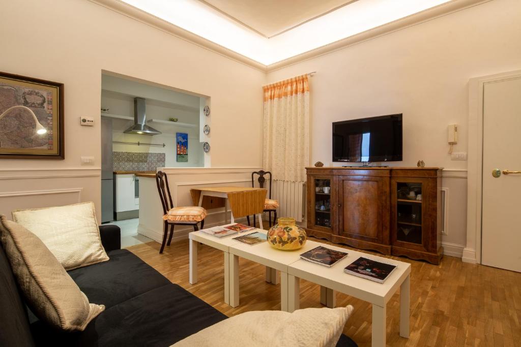 sala de estar con sofá y mesa en Casa Sole, en Florencia