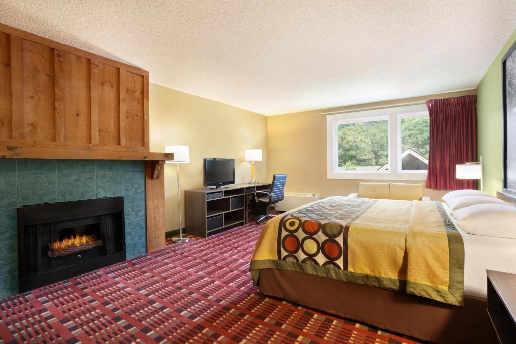 Super 8 by Wyndham Cherokee - Superior King Room - Non-Smoking