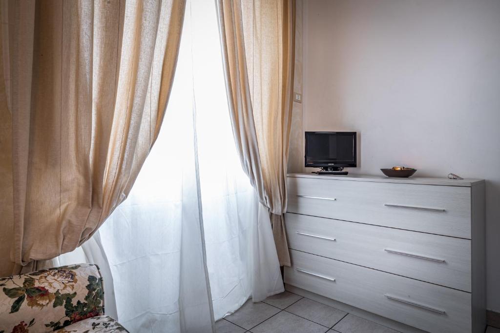 A television and/or entertainment centre at Affittacamere San Jacopino