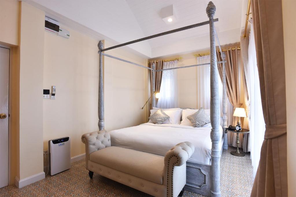 A bed or beds in a room at Noursabah Boutique Bed Bangkok