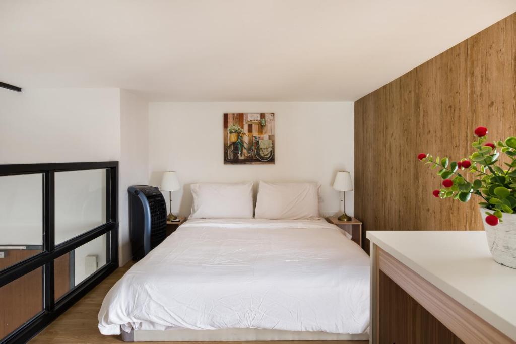 Postel nebo postele na pokoji v ubytování EST Suites Bangsar by Airhost