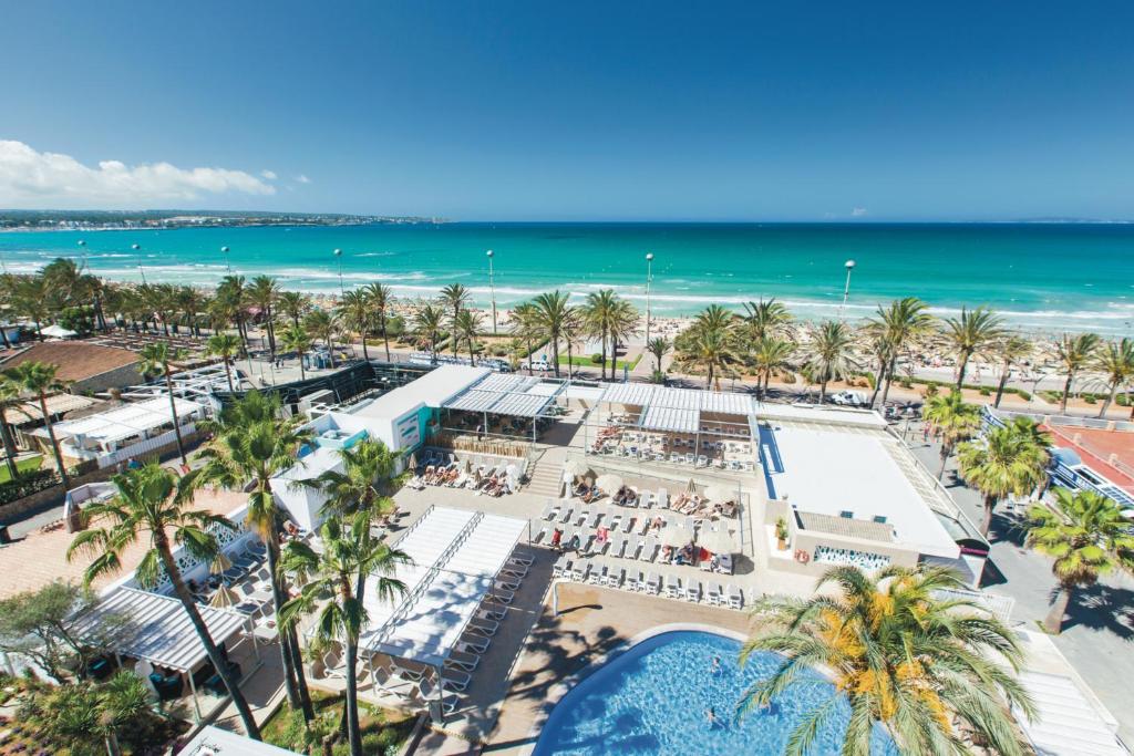 eine Luftansicht eines Resorts mit Strand in der Unterkunft Hotel Riu San Francisco - Adults Only in Playa de Palma