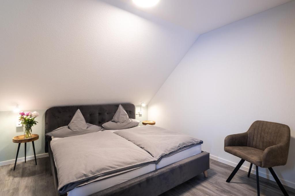Postel nebo postele na pokoji v ubytování Moselweingut & Gästehaus Hubertushof