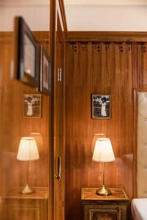 TV a/nebo společenská místnost v ubytování Hôtel du Train