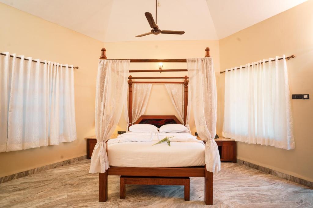 Postel nebo postele na pokoji v ubytování Leoney Resort Goa