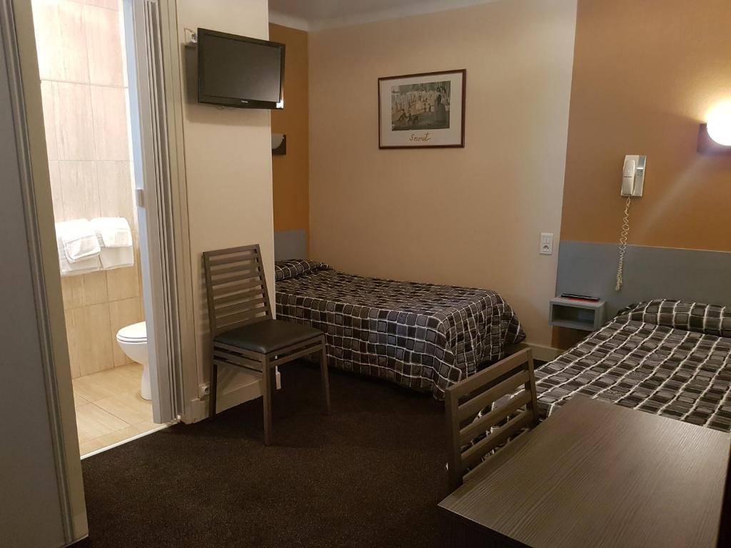 TV a/nebo společenská místnost v ubytování Hôtel Saint Sébastien